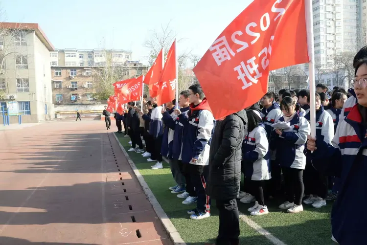 三门峡市实高副校长马长安总结这次跑操对抗赛。他首先向付出辛勤劳动的政教处、年级组、体育教师和班主
