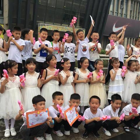 六一儿童节二附幼儿园小朋友在万福广场举行表演节目