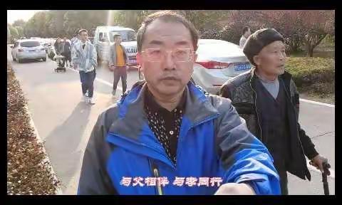 父陪儿上班，儿伴父晚年