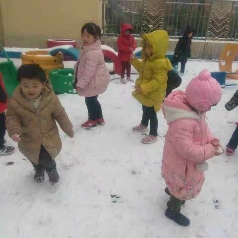 西关街办鲁发幼儿园——雪中童趣