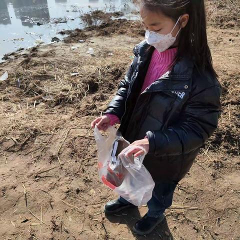 我是池阳小学三年级2班学生郭一桐，我正在参加池阳小学微实践“微环保”活动…