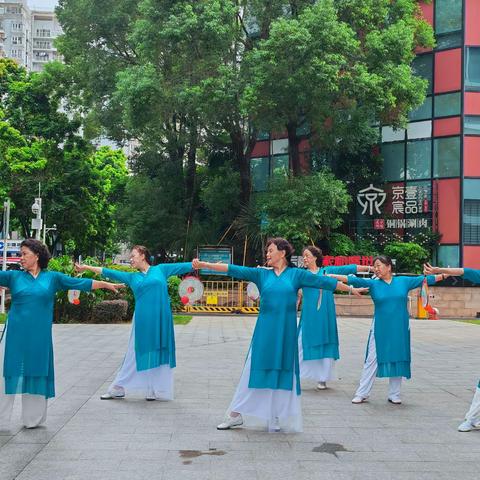 球的姐妹们汗水浸泡着坚强，时间磨练着意志用最真诚的心记下我们的日记