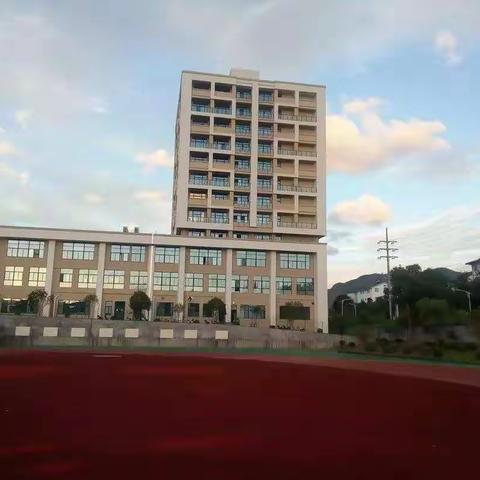 培训赋能 提升素质 助推发展—龙泉市中等职业学校教信息技术提升工程2.0启动会胜利召开  文/潘春华图/叶华青