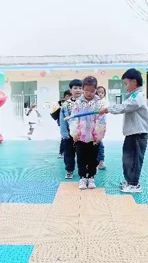 户外游戏{圈圈乐} 锻炼幼儿跳跃能力、反应能力、专注力以及手眼协调性。培养幼儿的合作能力，带孩子们玩起来！
