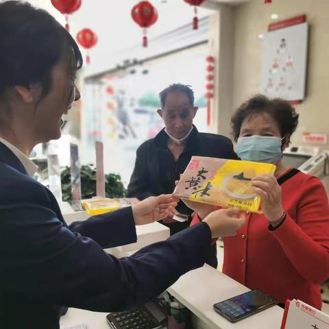 华夏银行金华永康支行元宵节送花灯品汤圆活动