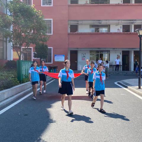 红旗映成长——东桥镇中心小学新学期第一次升旗仪式