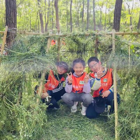 放假第一天我搭车建了庇护所。笫二天我还开了卡丁车。和丛林穿越。