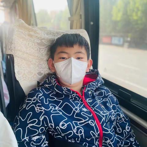 那天天气晴朗，蓝蓝天上飘了几朵缚沙似的白云他们在天空或浓或淡，或聚或散。还不时变化形态。