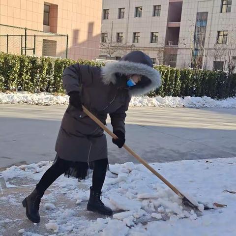 温情融积雪 爱意满校园 ——七年级全体教师扫雪除冰在行动