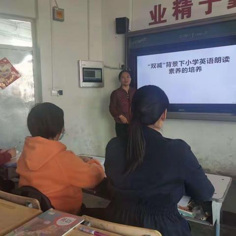 扎根课堂，潜心教研——记梨华中学小学英语组4月13日教研活动