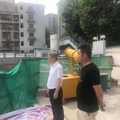 东关南街街道办事处主任党江林检查辖区铁腕治霾工作