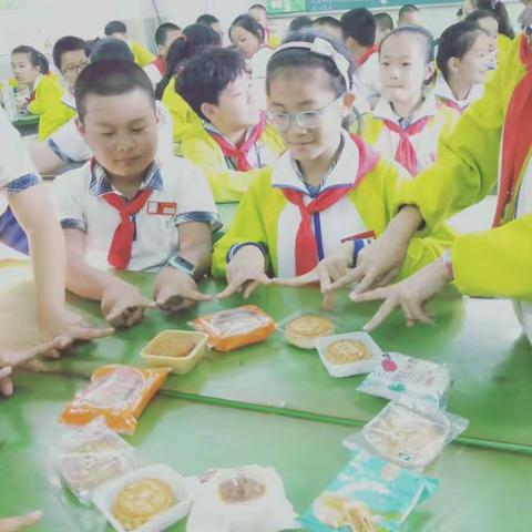 昌吉市第五小学开展“浓浓中秋情,大爱共传递”中秋节活动