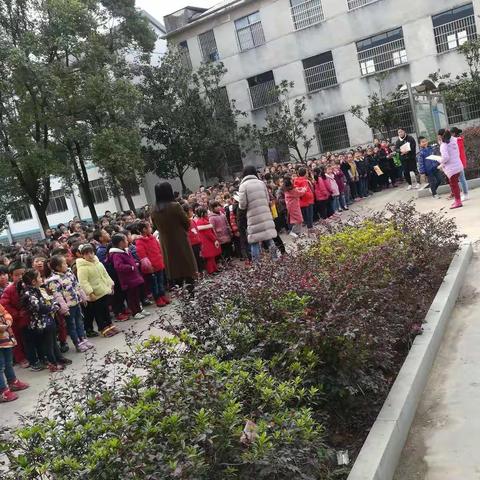 坦渡中心校期中考试表彰大会