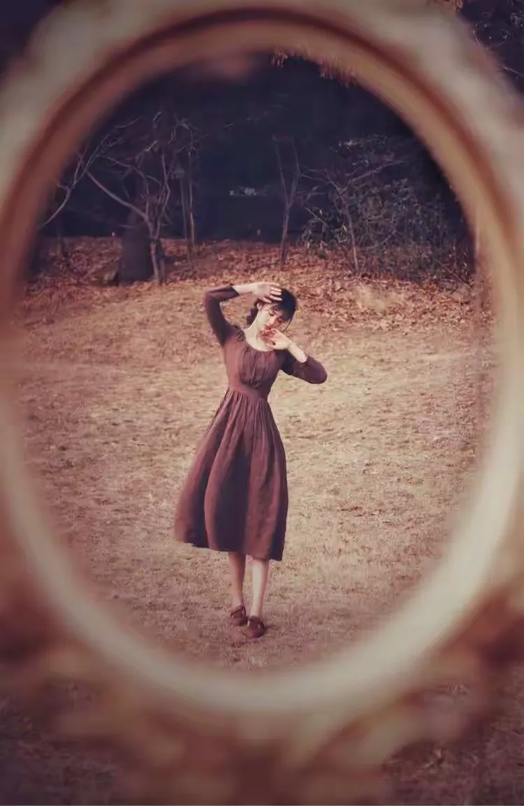 镜中微笑，探索自我认知的梦境之旅