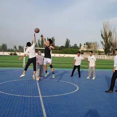 群巴克镇九年一贯制学校“欢送实习生”篮球联谊比赛