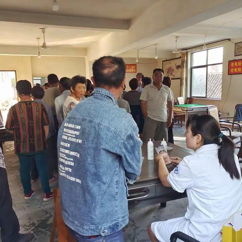 “白衣天使”进村，为村民送健康