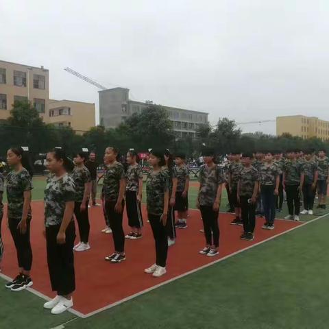 新生入学第一课：军训虽苦，但累并快乐着