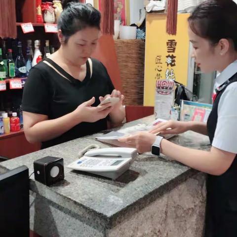 丹东银行江景之都小微支行反假货币小超人答题和宣传活动
