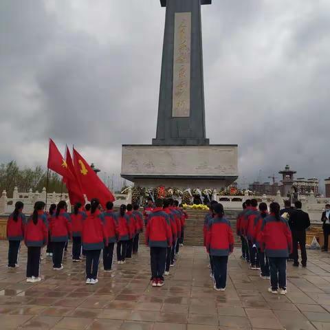 阿克苏市第十五中学“献礼建党100周年，‘追忆红色记忆，传承红色基因’清明节主题教育祭扫活动”