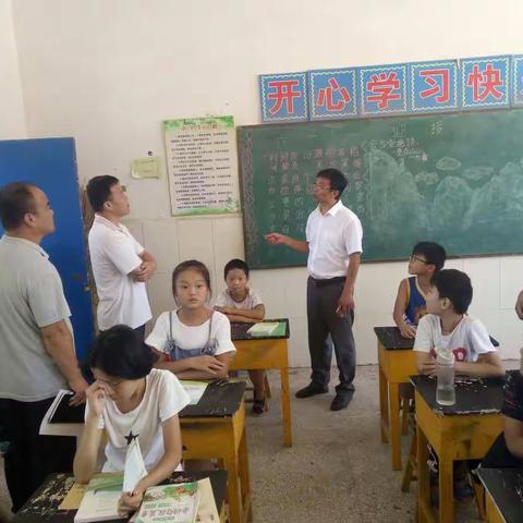 刘堡小学 校委会领导带队检查学校各班级和校园卫生