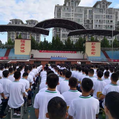 挥洒激情，释放青春，我们风雨同行——19级13班军训第一天