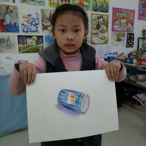 素描基础班的彩铅作品《易拉罐》