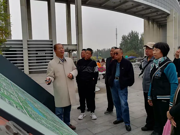 前付校长戎贤教授为大家讲解新校区从征地到建设及远景规划