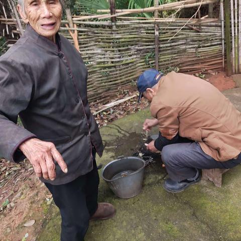 今中秋节，天气晴朗，蓝天白云，我携内人及亲戚去老家陪爸妈哥过一个祥和的中秋节。