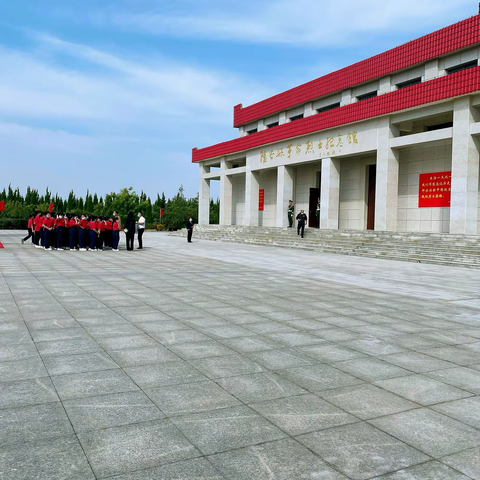 敬仰先烈，不忘初心！