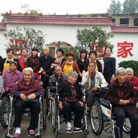 2018年9月19日程素珍，程会珍姐妹和她们的朋友一起来祥和养老中心带着礼品来探望老人，老人们非常开心快乐。