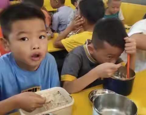 临高曙光双语学校一（2）班集体生活照。