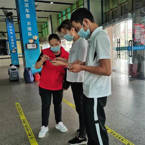 （防疫）：新桥义工客运服务组沙井中心客运站2021年10月10日旅客出行帮扶活动