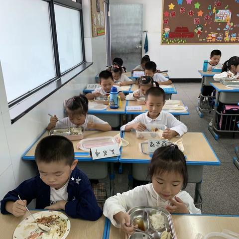 吃饭我最棒记巨化三小一（3）班的小朋友小学第一天吃饭