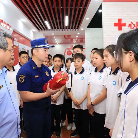 滕南中学联合滕州市消防大队、滕州市市场监管局开展消防安全进校园活动