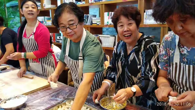 合唱团一行近三十人享受着连日闷热难得的甘霖,迎着微风来到了位于