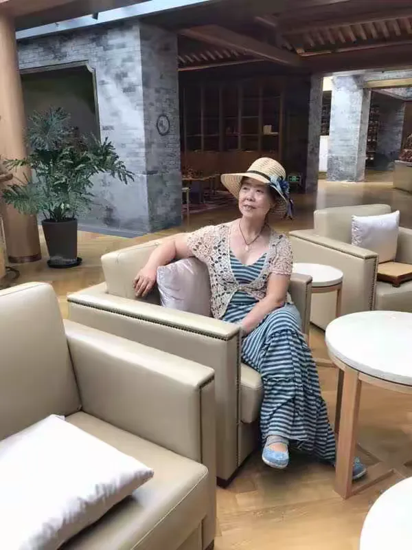 合唱团一行近三十人享受着连日闷热难得的甘霖,迎着微风来到了位于