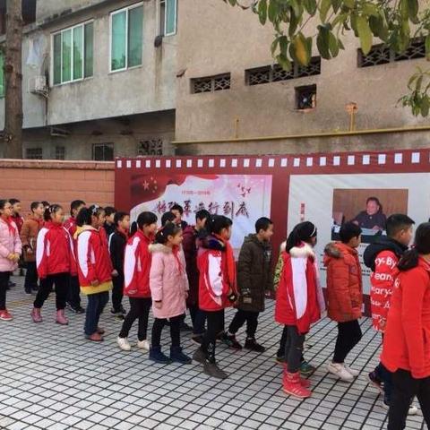 三岔镇小学组织学生观看改革开放40周年图片展