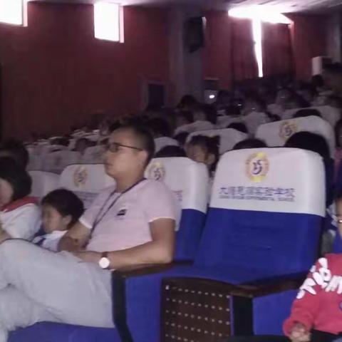 大悟思源实验学校一二年级开学典礼暨观看电影