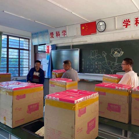 欢乐迎“六一”记长坡居委会领导儿童节慰问活动