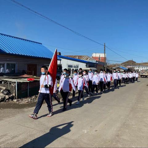 铭记奋斗历程  传承革命精神——博克图中学开展清明祭扫烈士墓活动