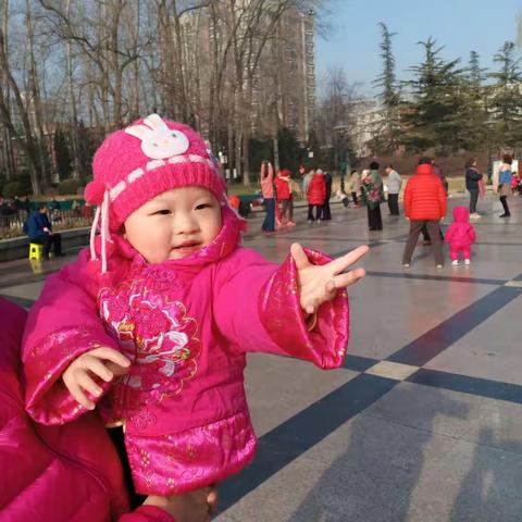 小女孩（一岁两个月）～～人定湖公园