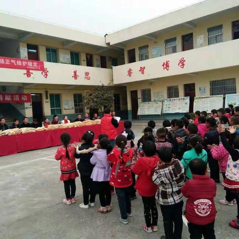 情系乡村 爱的奉献――关庙镇勇胜小学爱心捐赠校服仪式