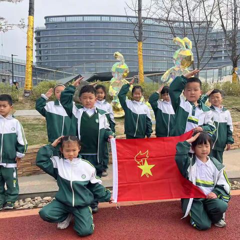 “趁着这韶华，取一瓢春光”———记实验小学教育集团一年级“敬有礼，我和队旗合个影”拉链活动。