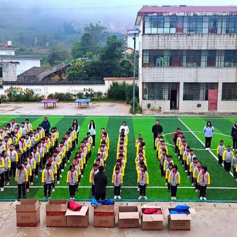 我运动，我快乐——雨碌乡小铺小学举行运动包发放仪式