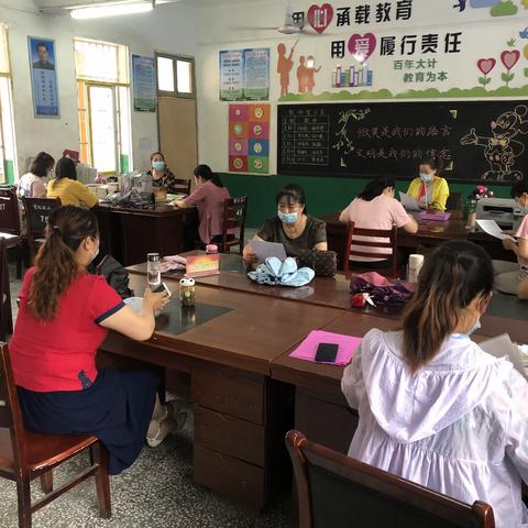 宣化店镇中心小学三年级召开期中质量分析会和营养餐发放