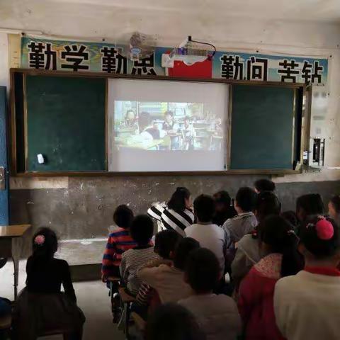 郾城区李集镇东孟小学组织师生观看安全教育专题影片