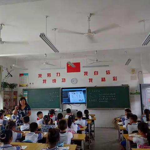 老师，您是美的耕耘者，美的播种者。是您用美的阳光普照，用美的雨露滋润，我们的心田才绿草如茵，繁花似锦。