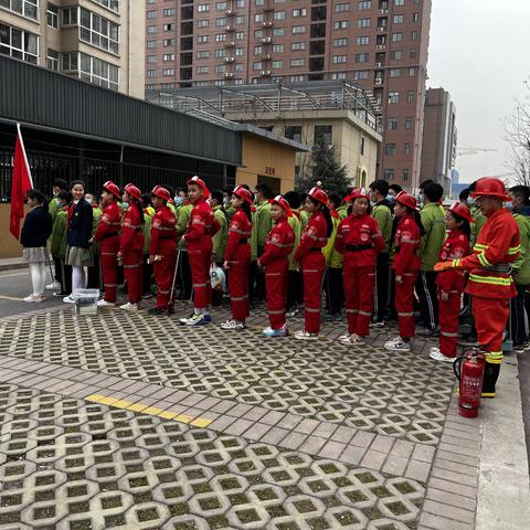 共同续写雷锋日记，奉献精神进社区