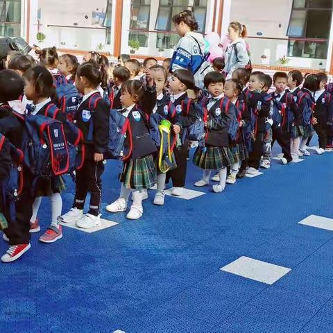 2019年上学期牛津国际希望幼儿园小一班秋游活动之“走向户外，寻找秋天”