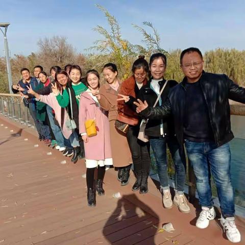 精诚合作展风采                                 淡定幸福乐生活……2020级高一数学组